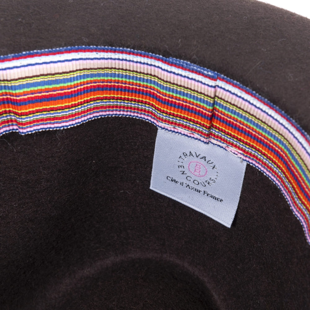 Chapeau feutre, lien cuir, bord non cousu