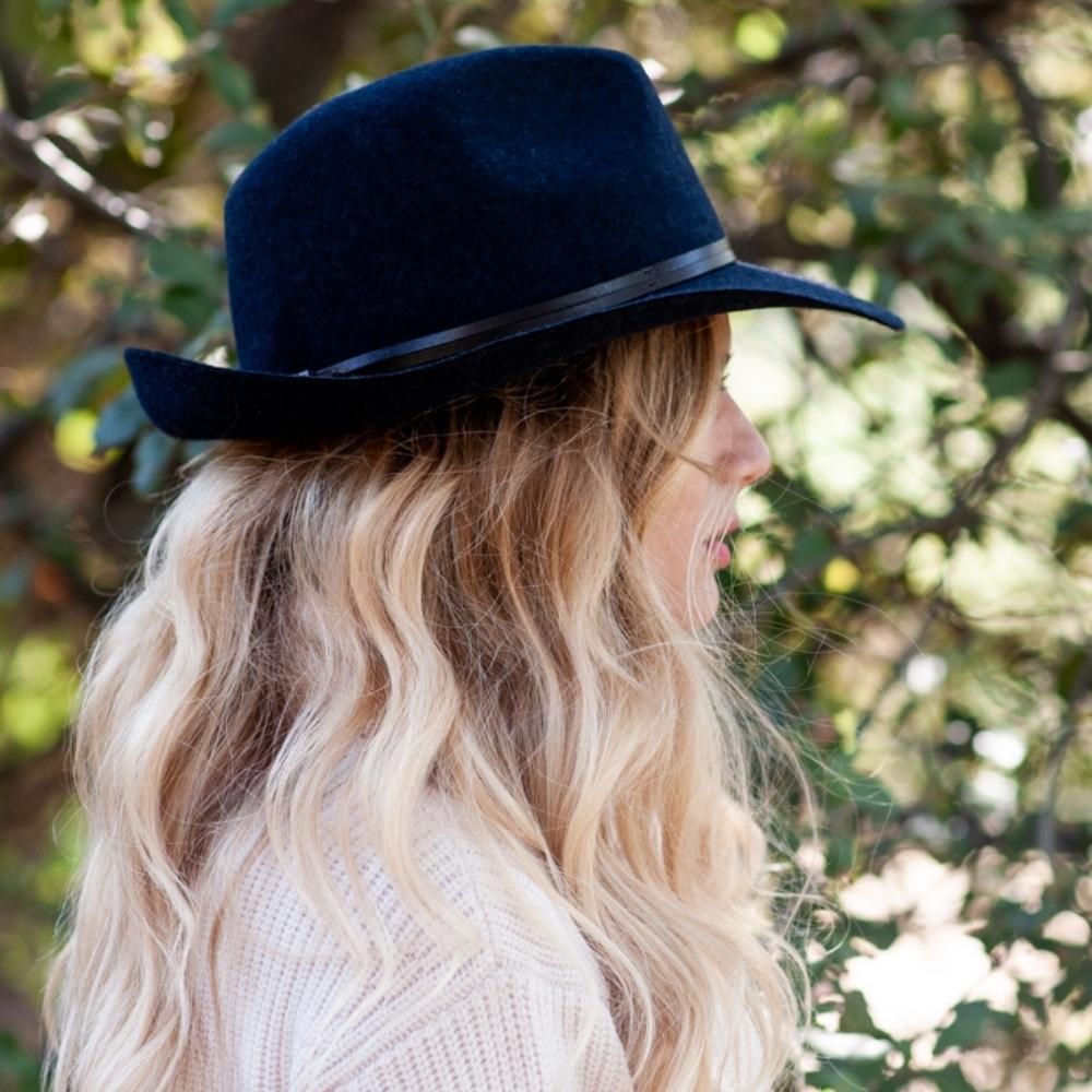 Chapeau feutre, lien cuir, bord non cousu