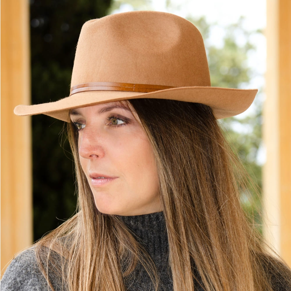 Chapeau feutre, lien cuir, bord non cousu