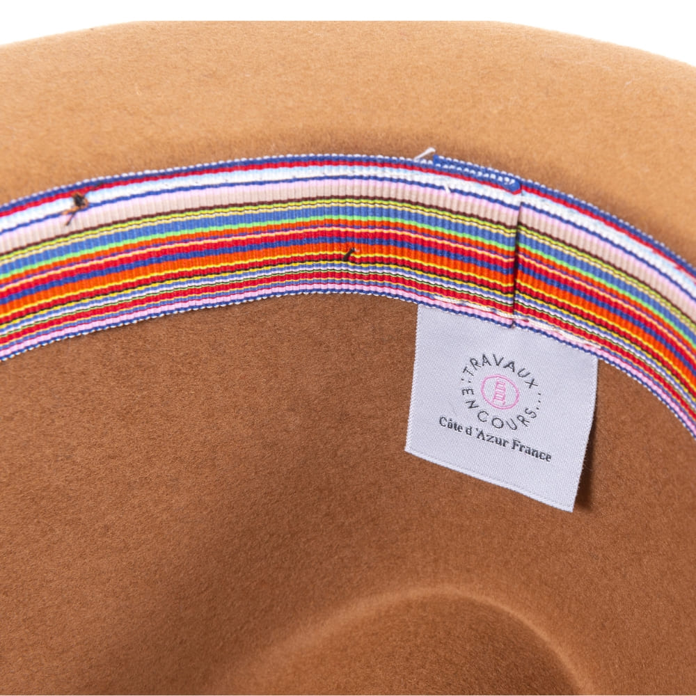 Chapeau feutre, lien cuir, bord non cousu