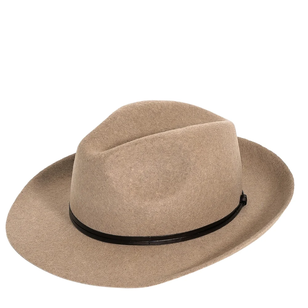 Chapeau feutre, lien cuir, bord non cousu