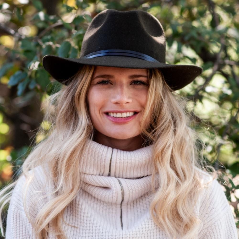 Chapeau feutre, lien cuir, bord non cousu