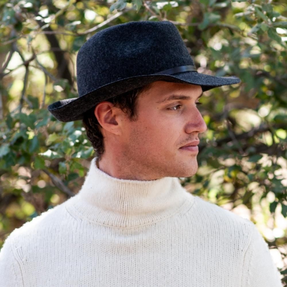 Chapeau feutre, lien cuir, bord non cousu