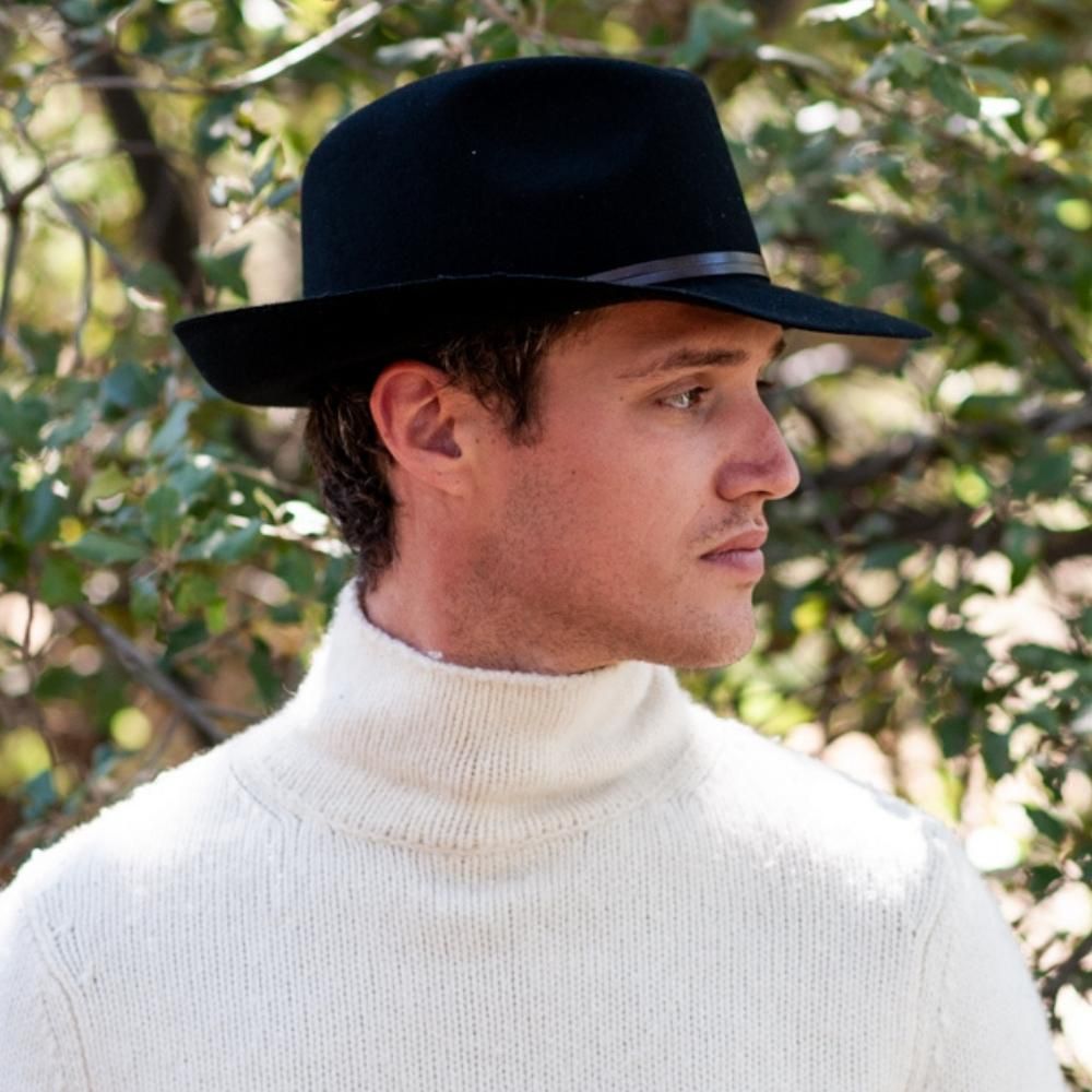 Chapeau feutre, lien cuir, bord non cousu