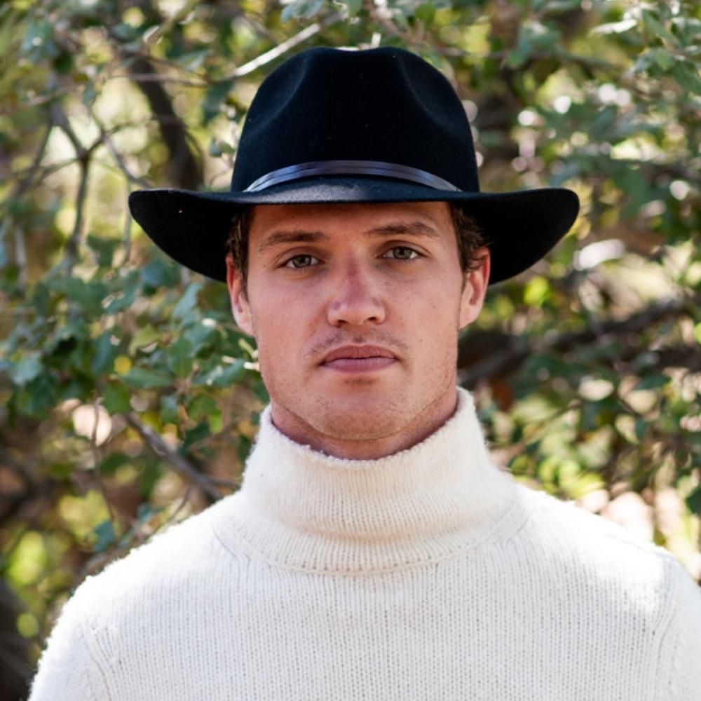 Chapeau feutre, lien cuir, bord non cousu