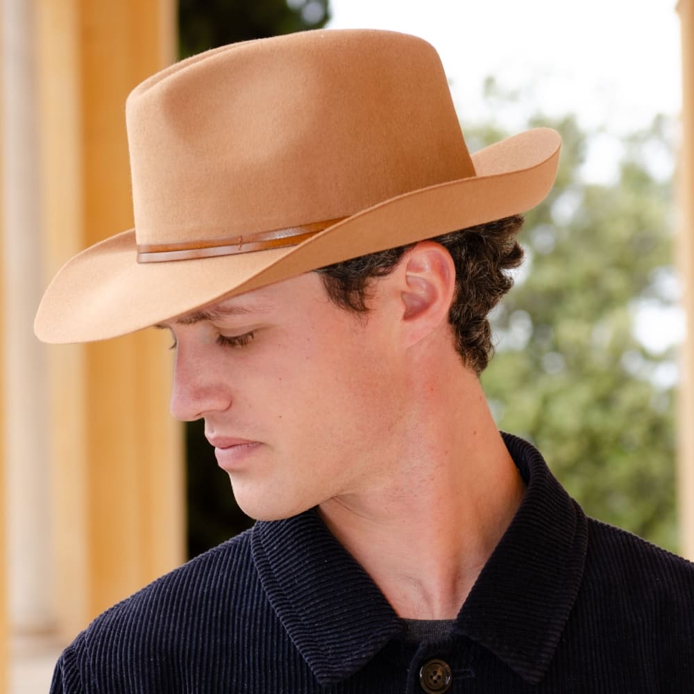 Chapeau feutre, lien cuir, bord non cousu