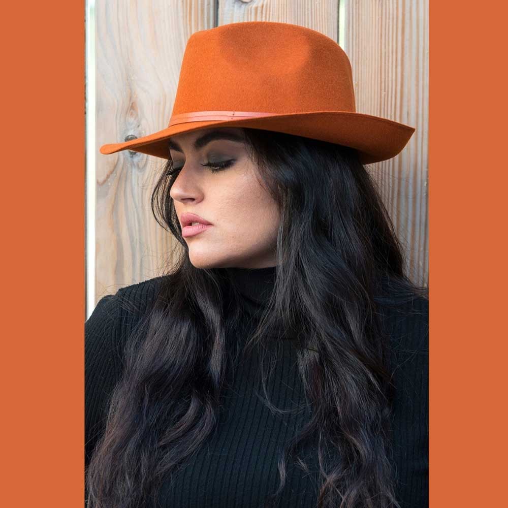 Chapeau feutre, lien cuir, bord non cousu