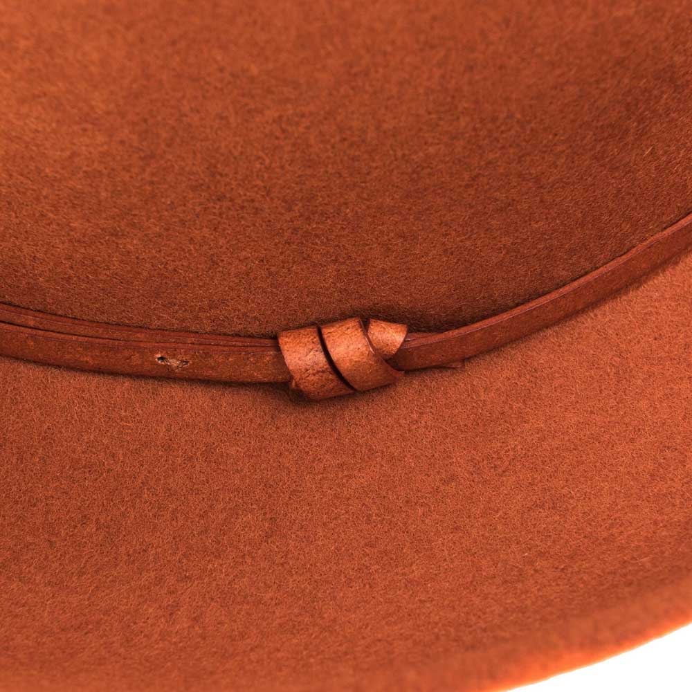 Chapeau feutre, lien cuir, bord non cousu