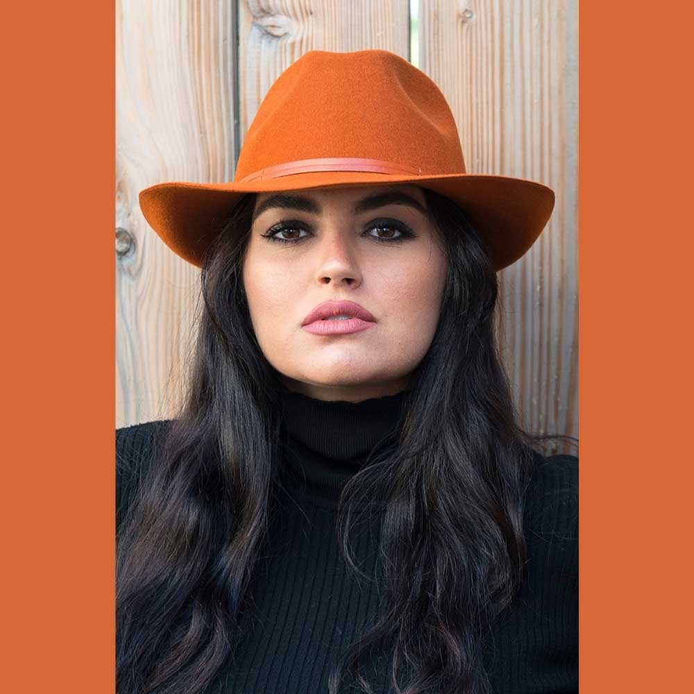 Chapeau feutre, lien cuir, bord non cousu