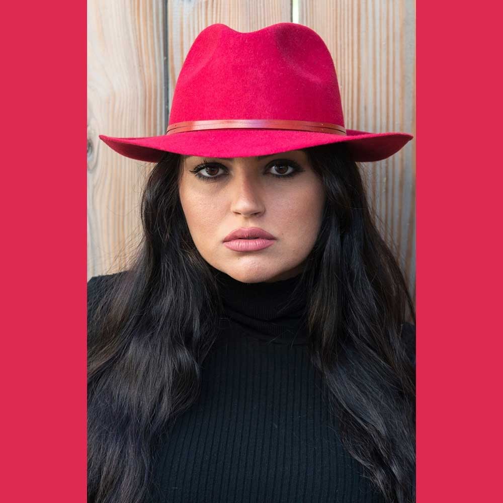 Chapeau feutre, lien cuir, bord non cousu