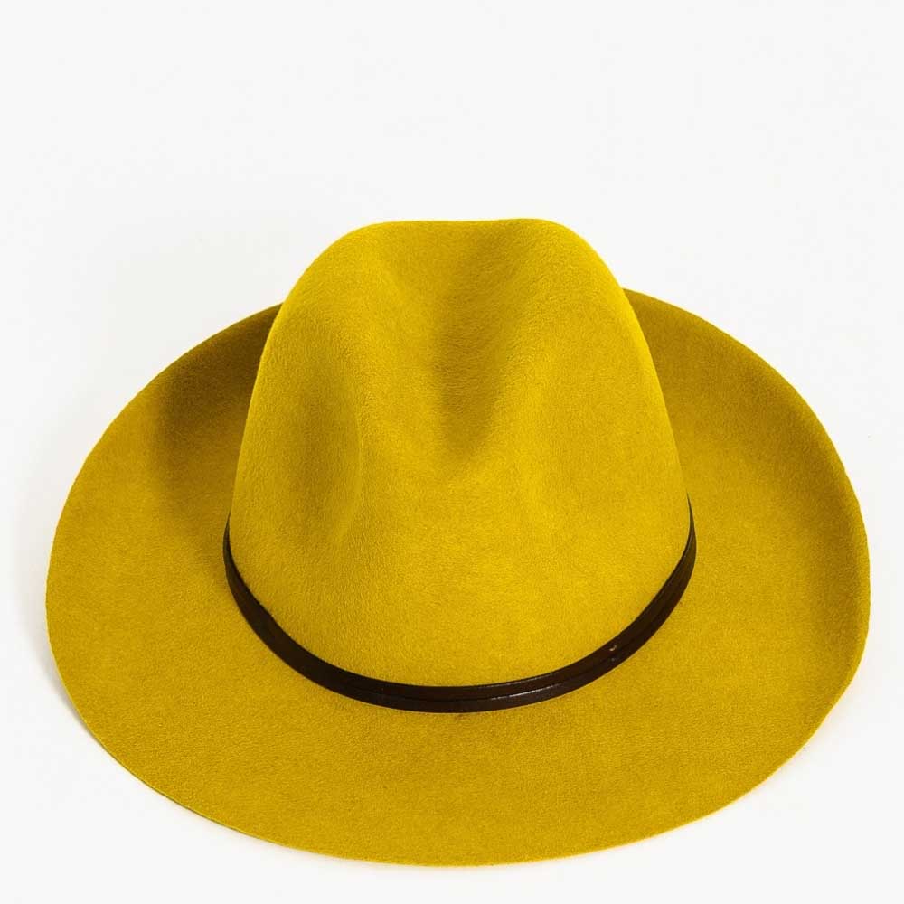 Chapeau feutre, lien cuir, bord non cousu