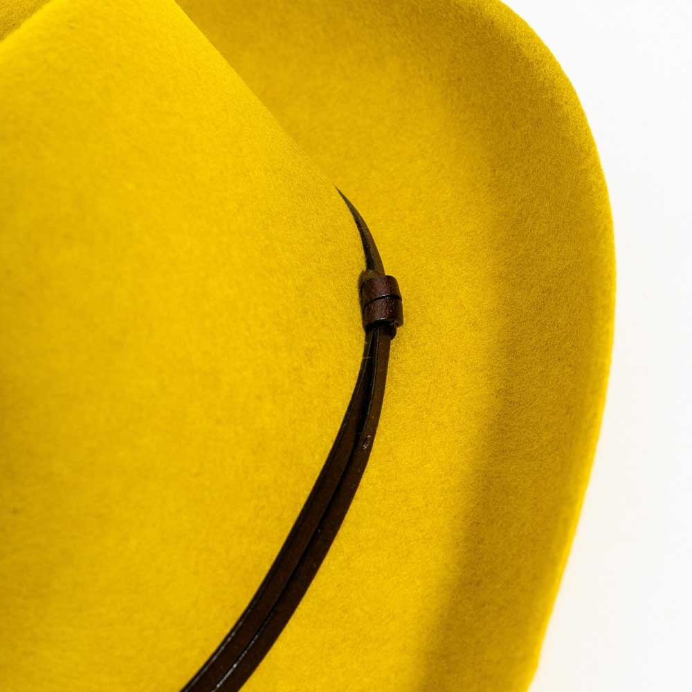 Chapeau feutre, lien cuir, bord non cousu