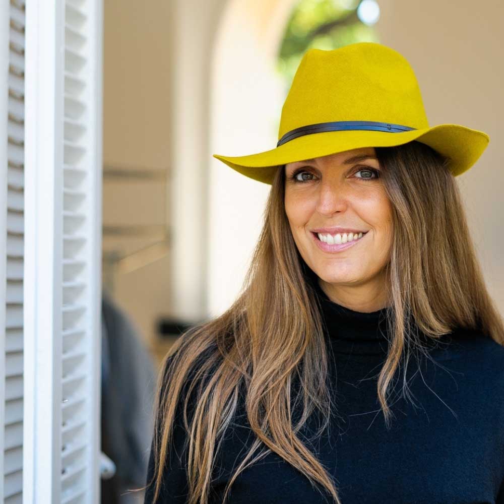 Chapeau feutre, lien cuir, bord non cousu