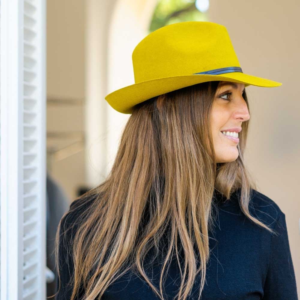 Chapeau feutre, lien cuir, bord non cousu