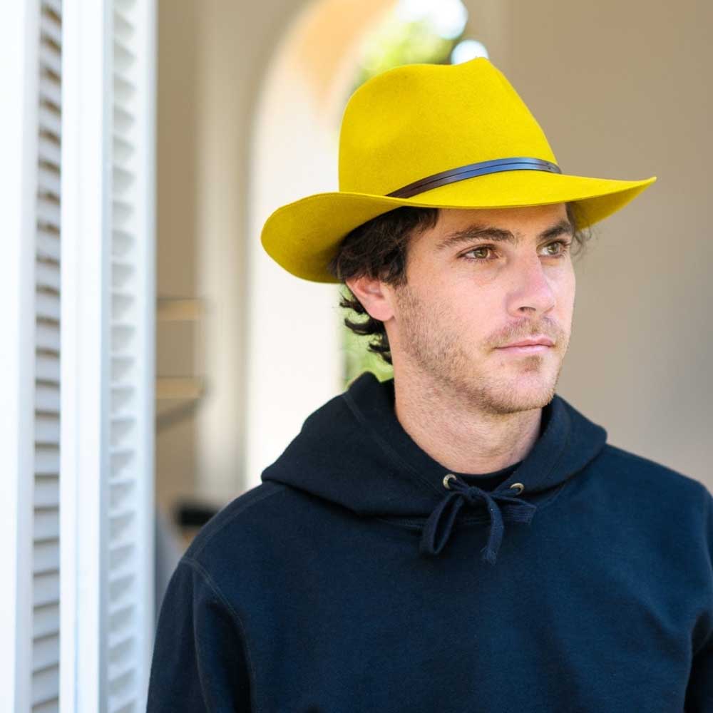 Chapeau feutre, lien cuir, bord non cousu