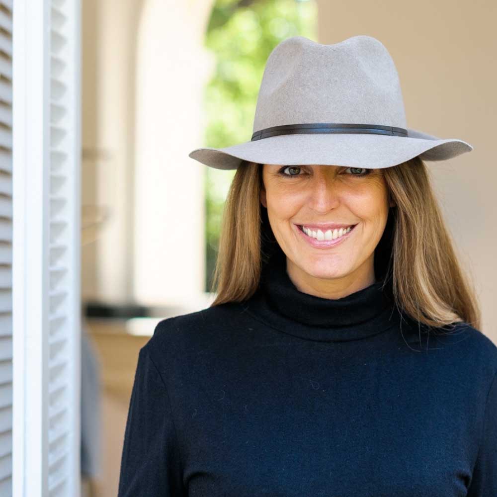 Chapeau feutre, lien cuir, bord non cousu