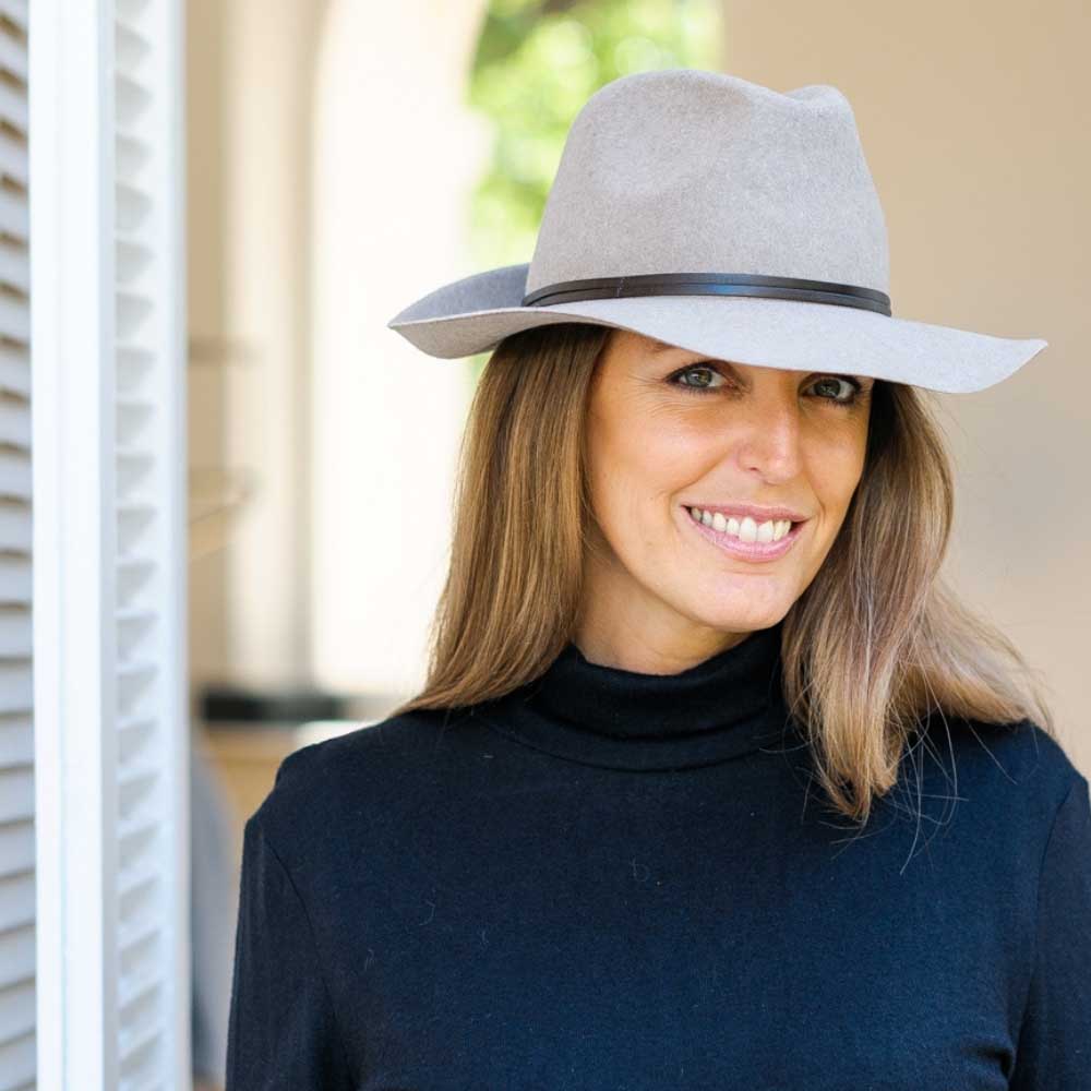 Chapeau feutre, lien cuir, bord non cousu