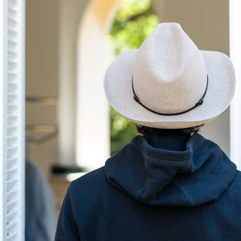 Chapeau feutre, lien cuir, bord non cousu