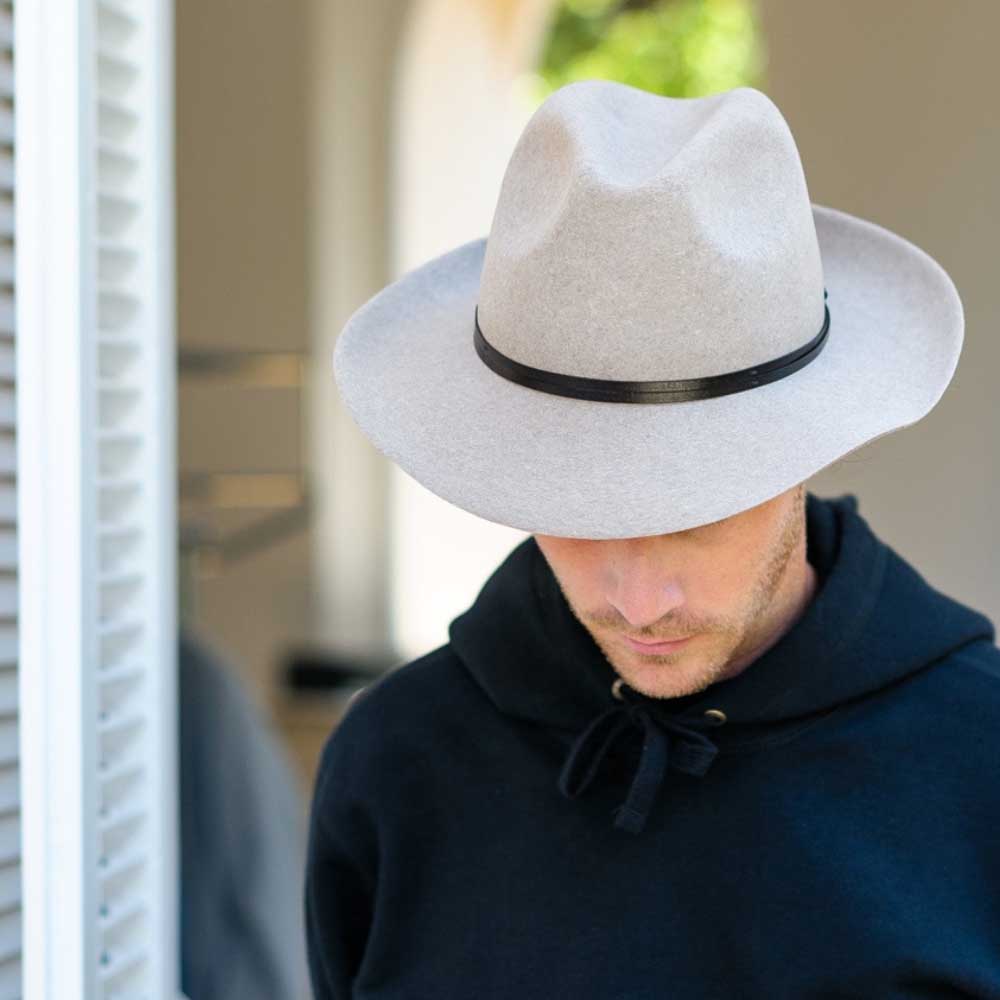 Chapeau feutre, lien cuir, bord non cousu