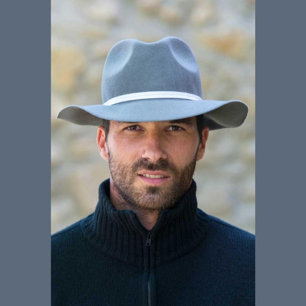 Chapeau feutre, lien cuir, bord non cousu
