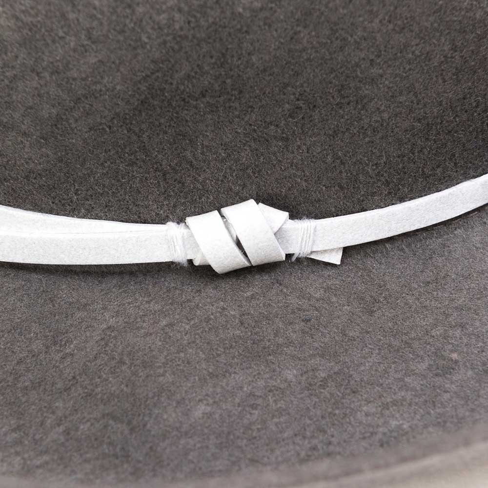 Chapeau feutre, lien cuir, bord non cousu