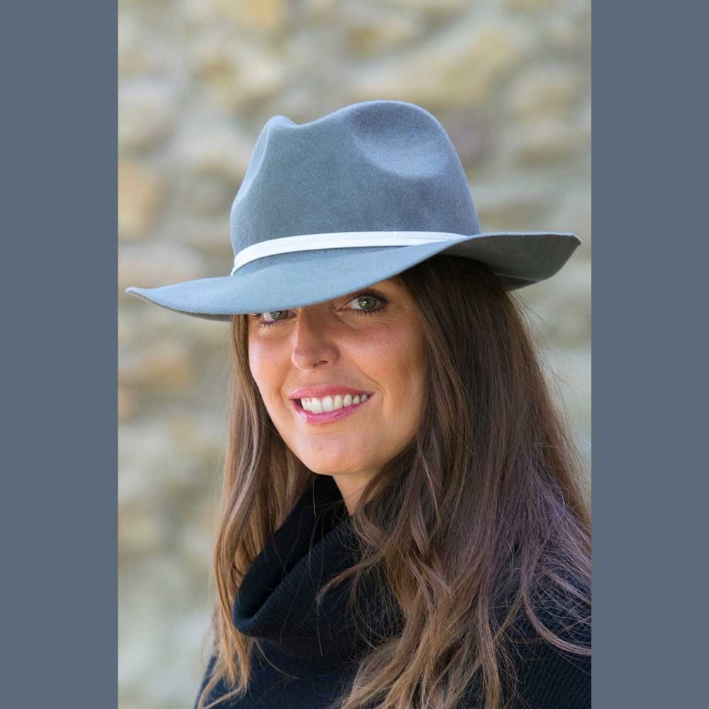 Chapeau feutre, lien cuir, bord non cousu