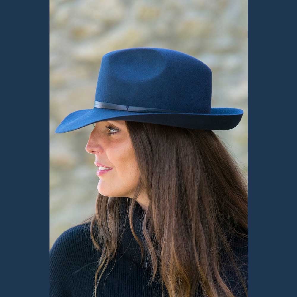 Chapeau feutre, lien cuir, bord non cousu