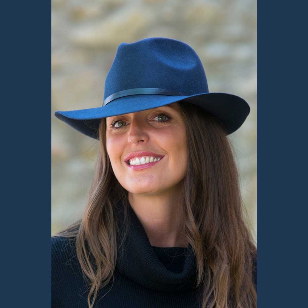 Chapeau feutre, lien cuir, bord non cousu