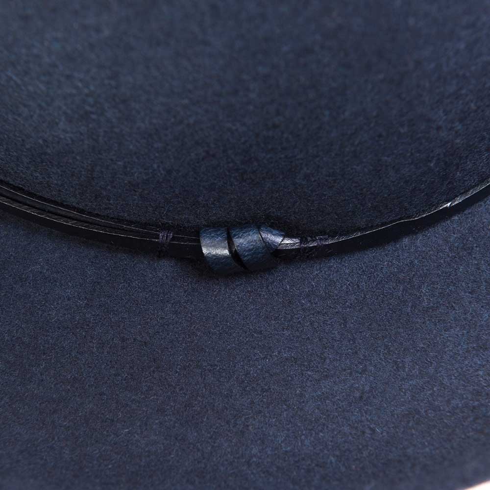 Chapeau feutre, lien cuir, bord non cousu