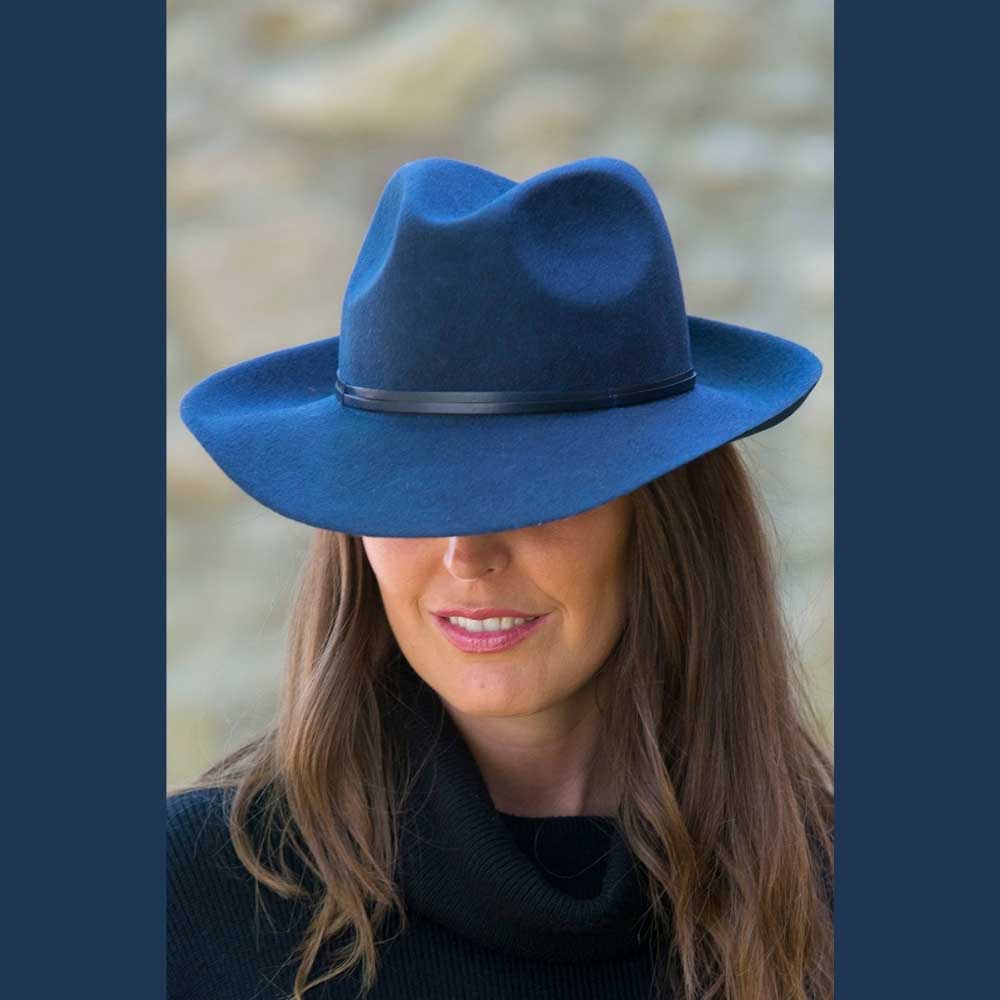 Chapeau feutre, lien cuir, bord non cousu