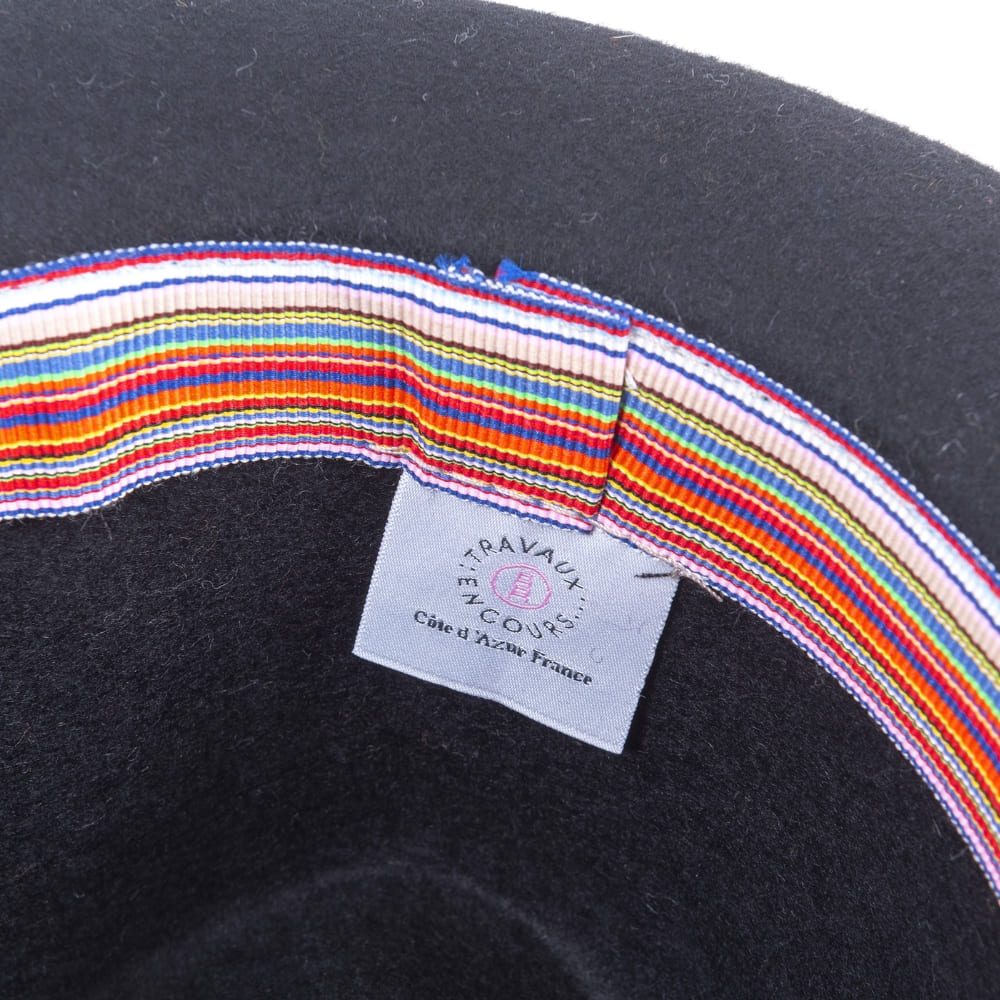 Chapeau feutre, lien cuir, bord non cousu