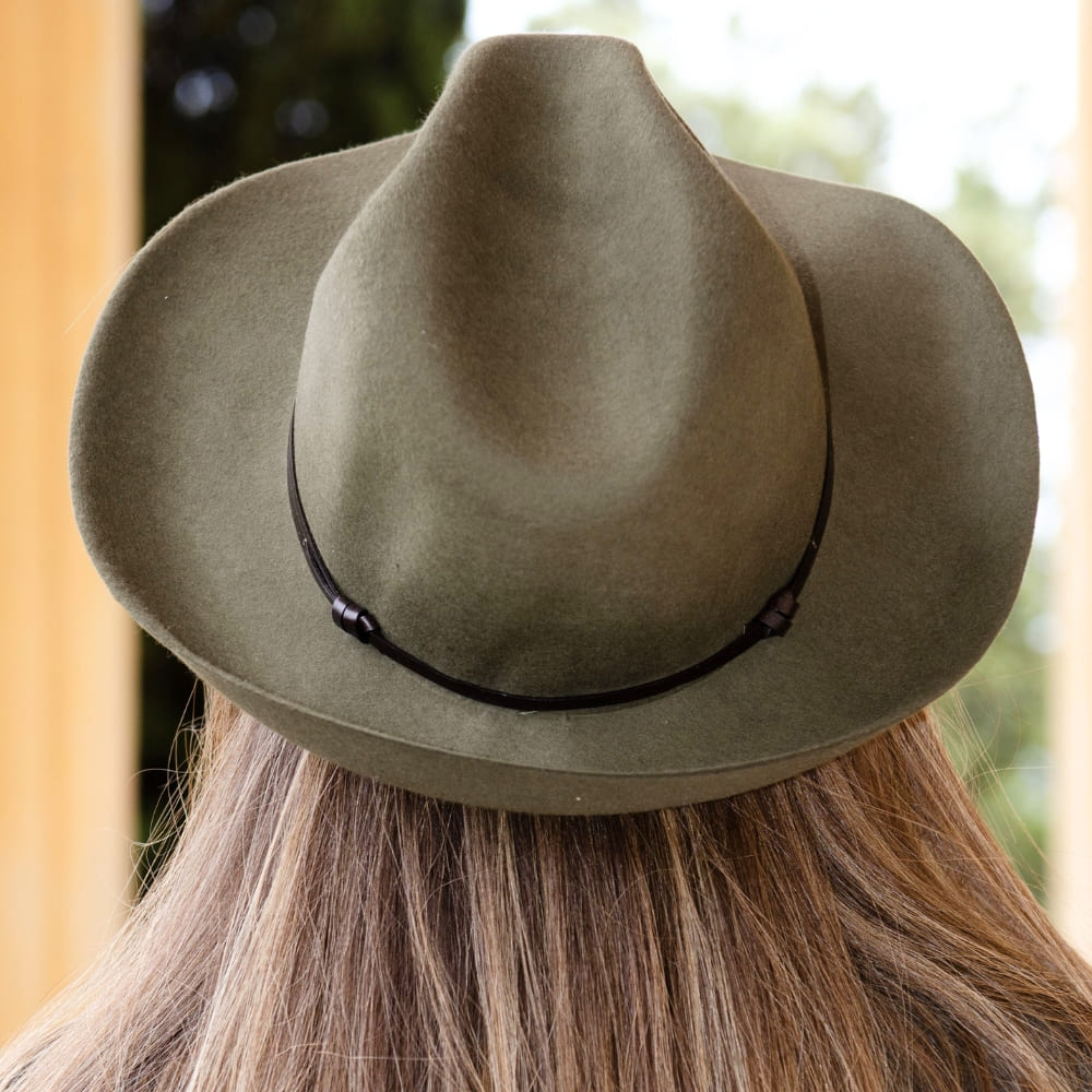 Chapeau feutre, lien cuir, bord non cousu