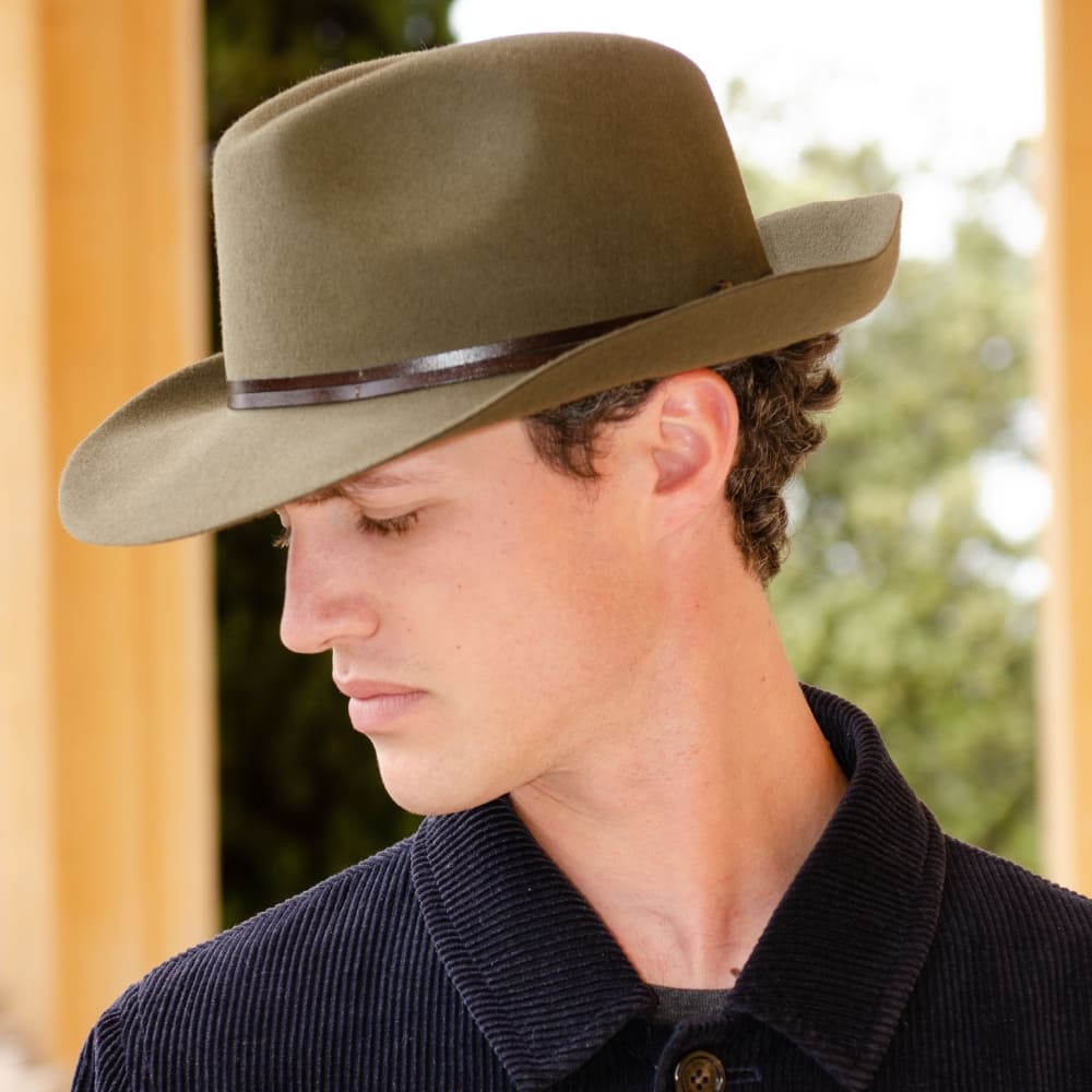 Chapeau feutre, lien cuir, bord non cousu
