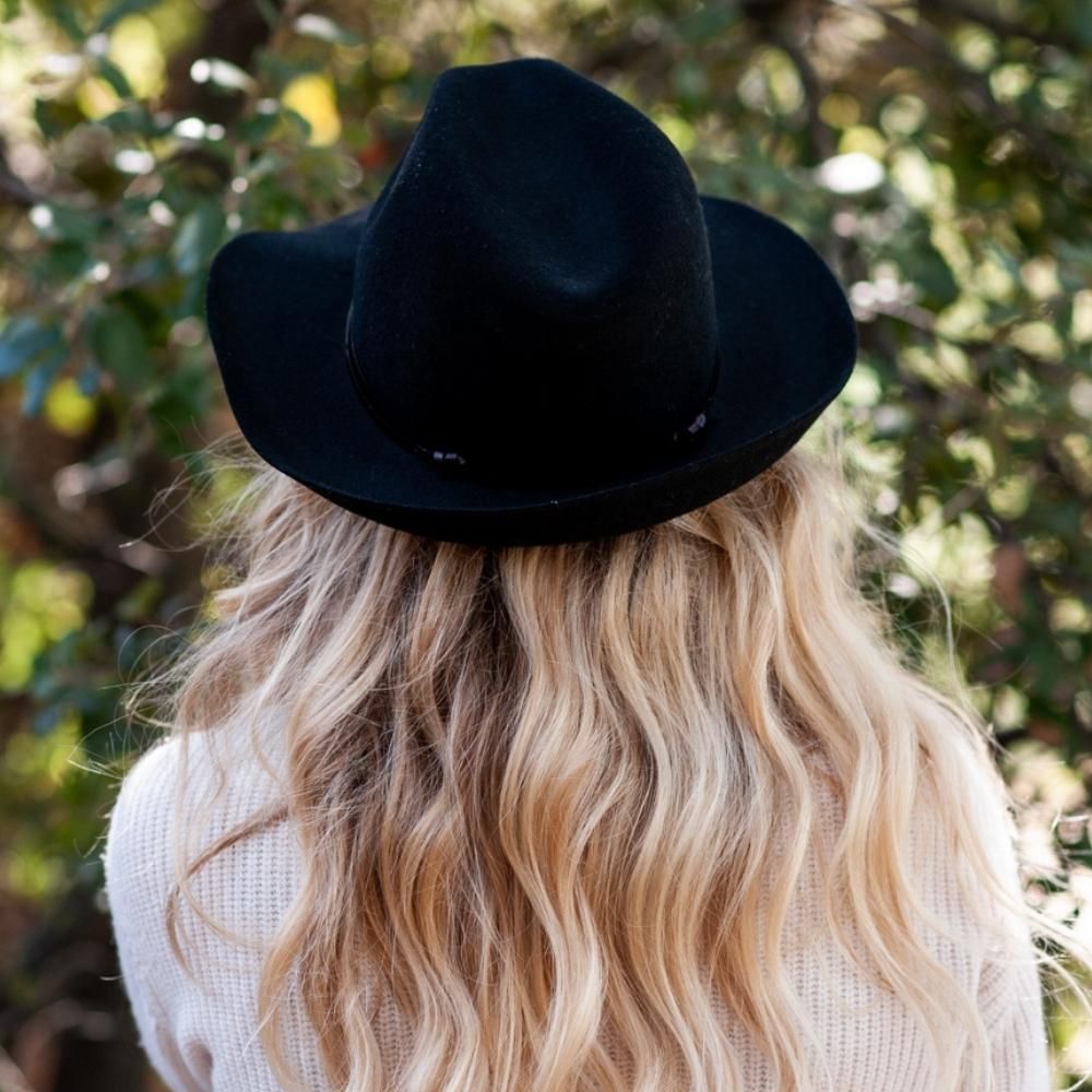 Chapeau feutre, lien cuir, bord non cousu