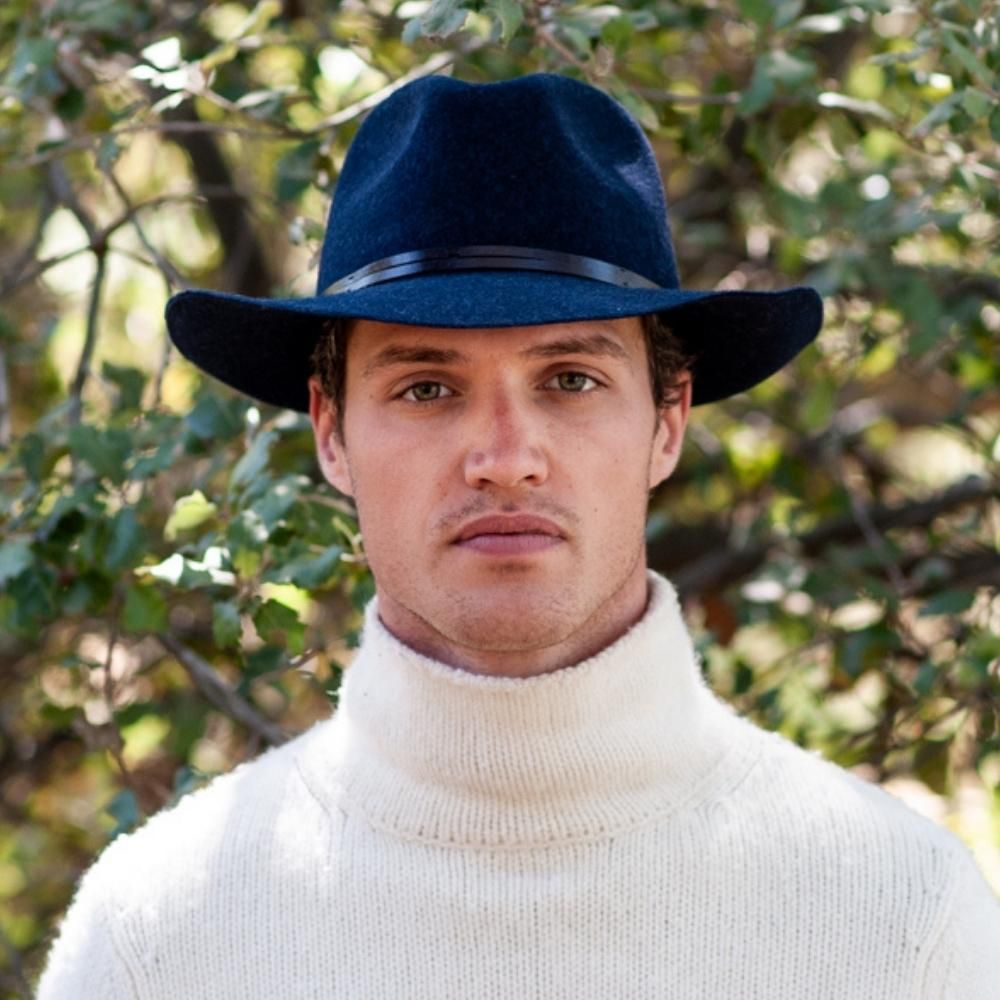 Chapeau feutre, lien cuir, bord non cousu