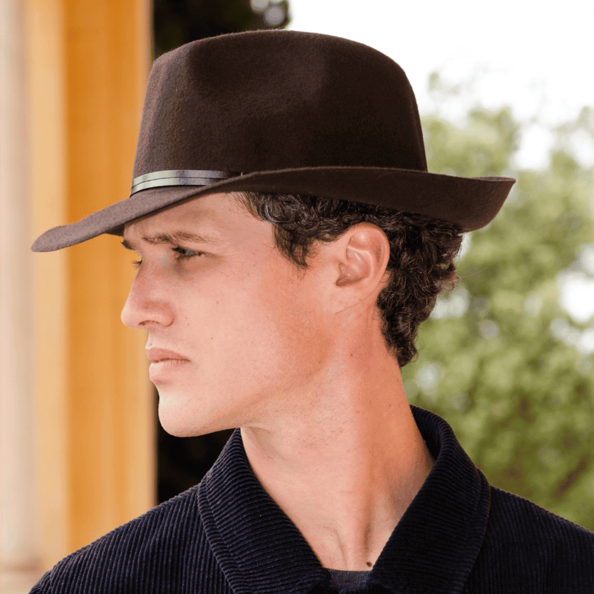 Chapeau feutre, lien cuir, bord non cousu