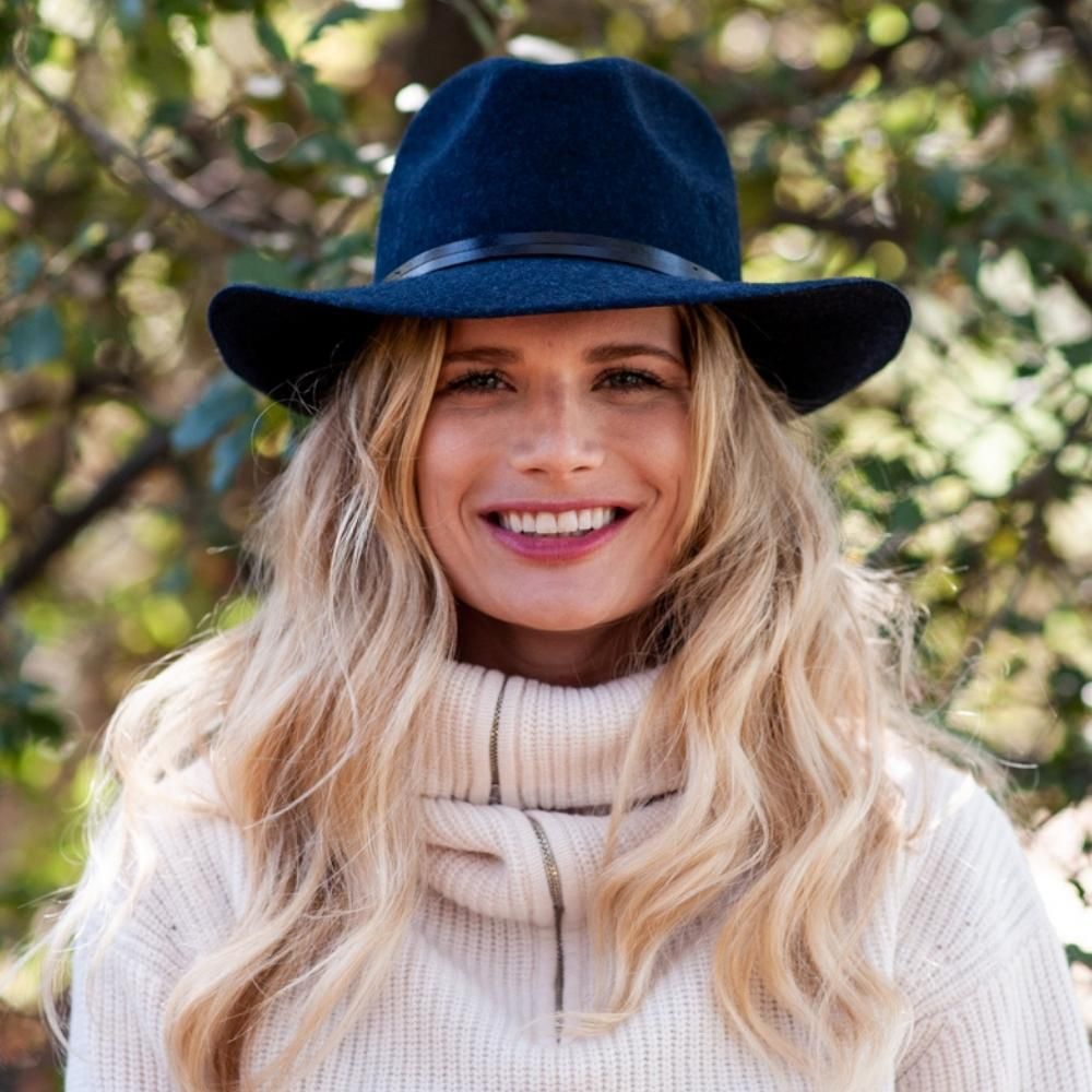 Chapeau feutre, lien cuir, bord non cousu