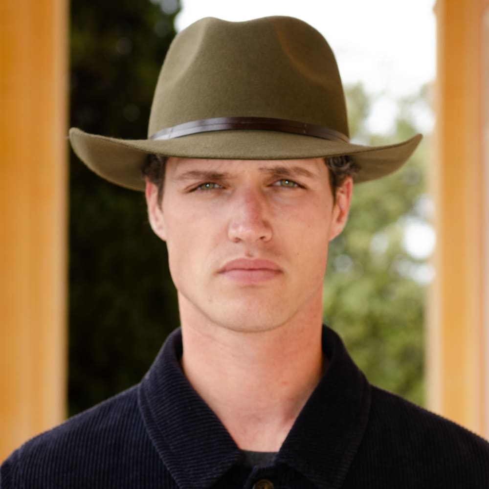 Chapeau feutre, lien cuir, bord non cousu