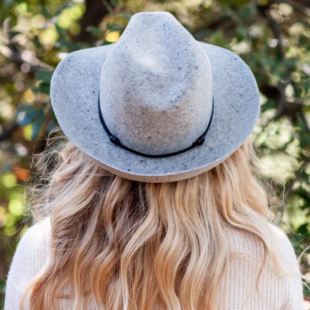 Chapeau feutre, lien cuir, bord non cousu