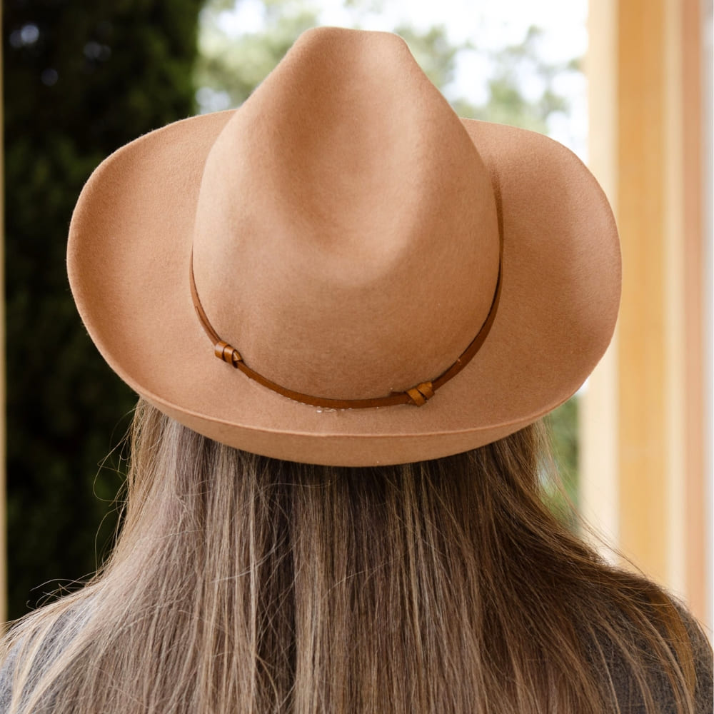 Chapeau feutre, lien cuir, bord non cousu