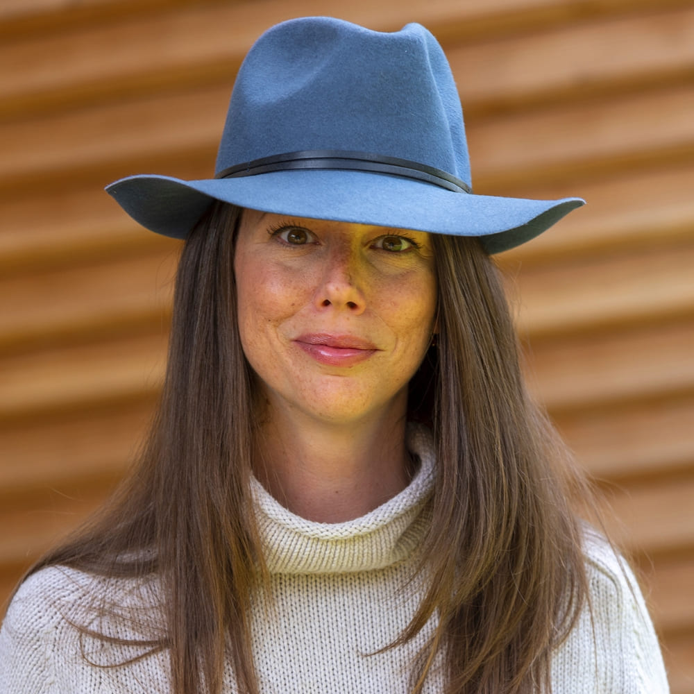 Chapeau feutre, lien cuir, bord non cousu