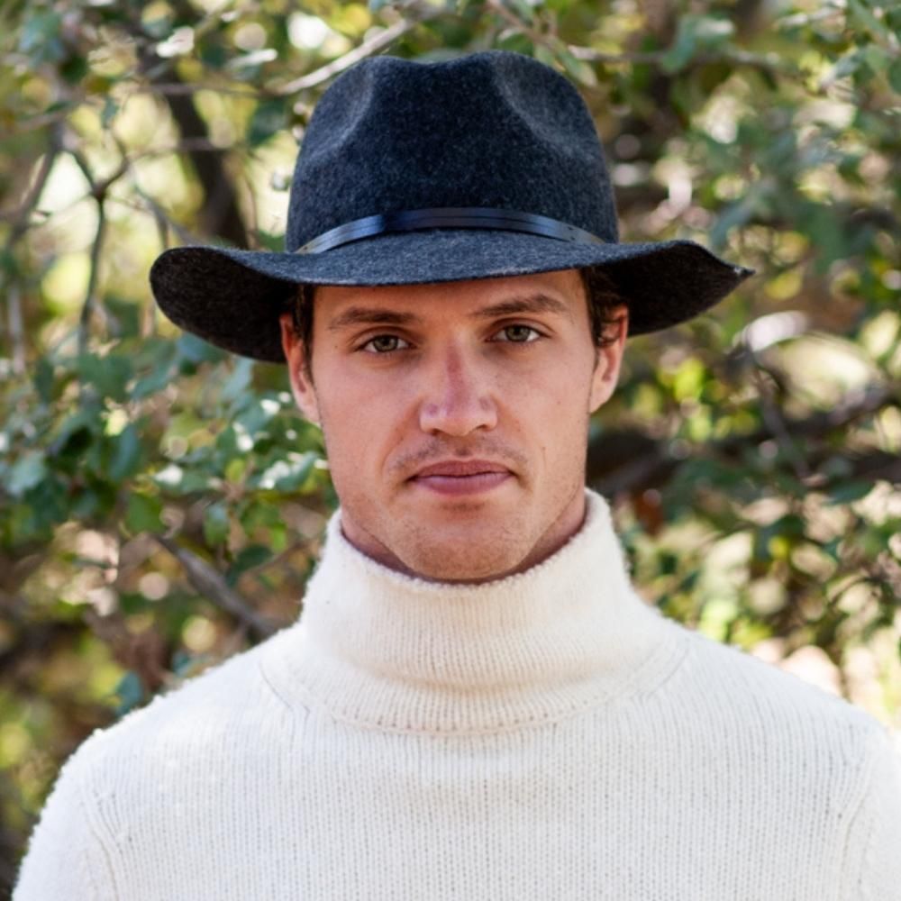 Chapeau feutre, lien cuir, bord non cousu