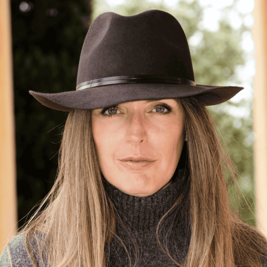 Chapeau feutre, lien cuir, bord non cousu