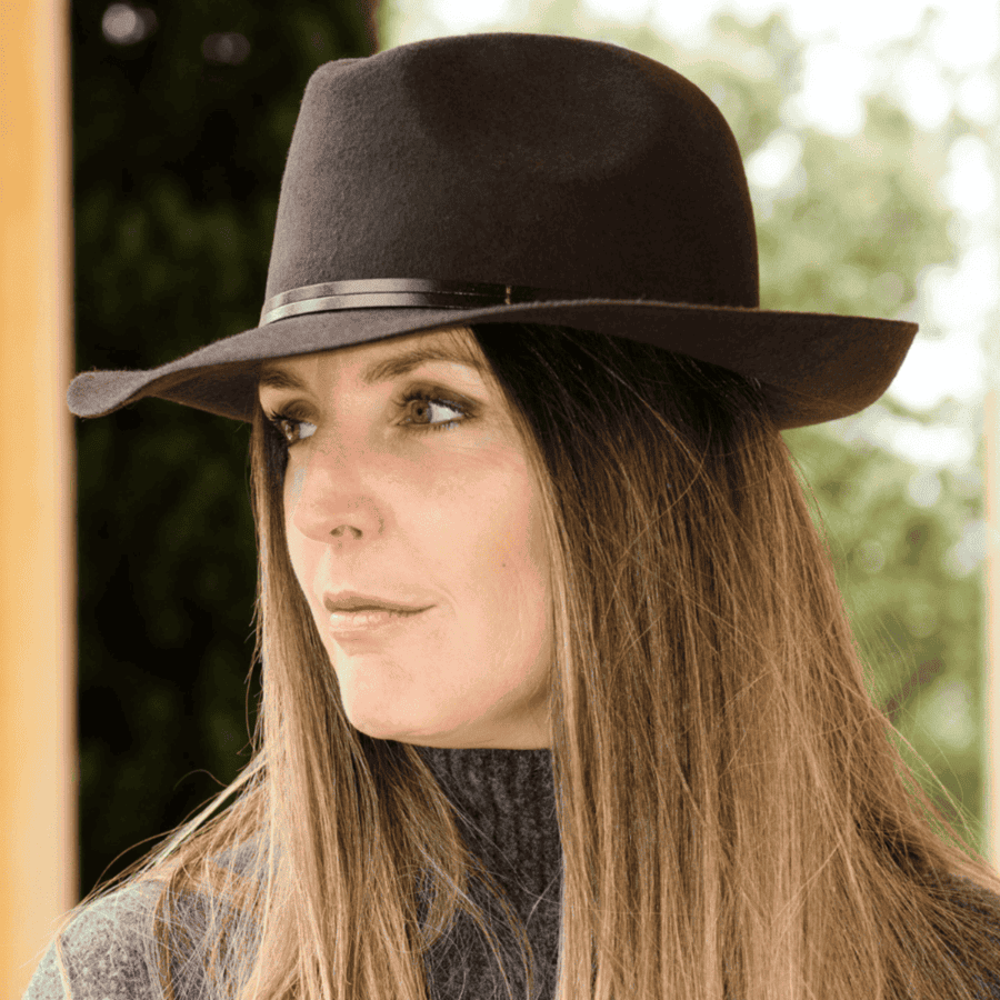 Chapeau feutre, lien cuir, bord non cousu