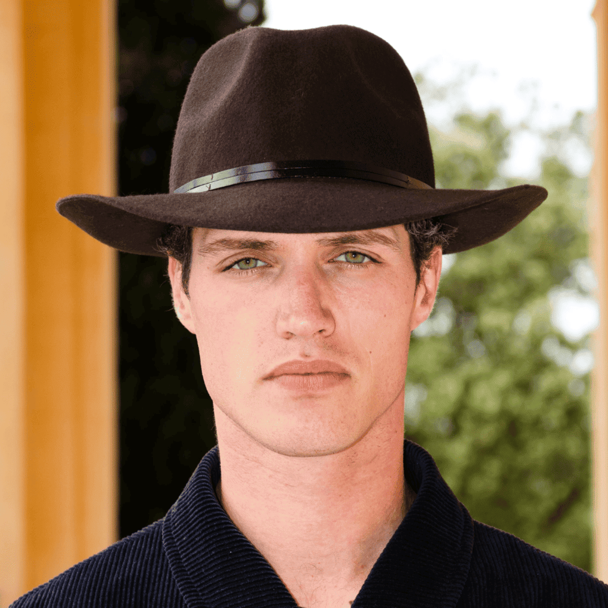 Chapeau feutre, lien cuir, bord non cousu