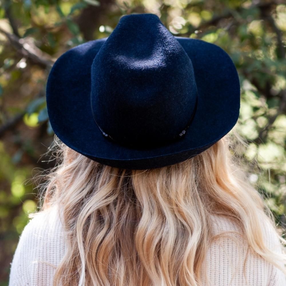 Chapeau feutre, lien cuir, bord non cousu