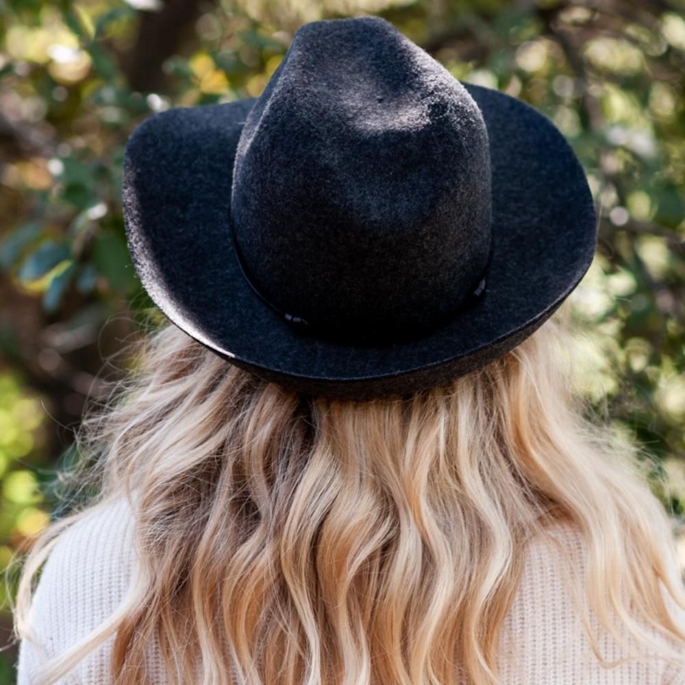 Chapeau feutre, lien cuir, bord non cousu