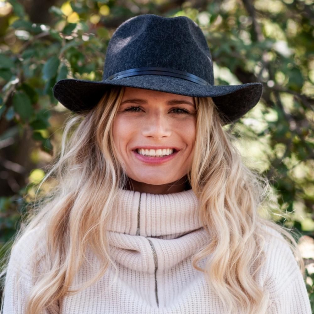 Chapeau feutre, lien cuir, bord non cousu