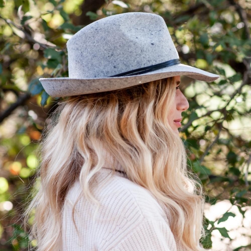 Chapeau feutre, lien cuir, bord non cousu