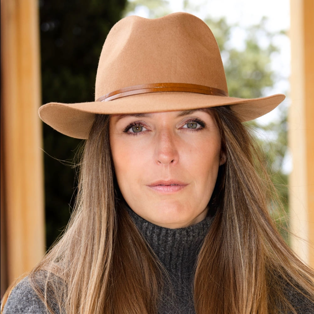 Chapeau feutre, lien cuir, bord non cousu